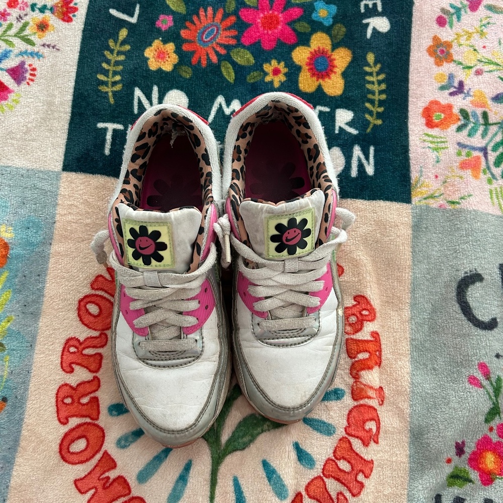 Nike Air Max 90 Pink White and Silver - Size 7